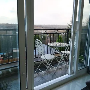  Apartment Two-bedroom With Scenic Balcony View